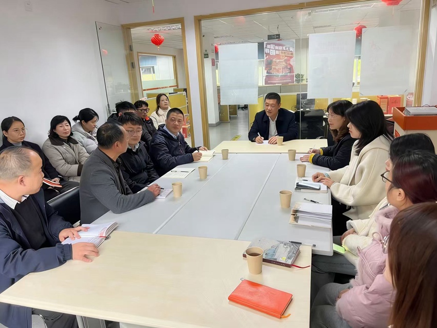 平安产险福建分公司党委书记，总经理曹旭与基层座谈，鼓励机构锚定长期价值，将"金融为民"的初心转化为守护万家平安的实际行动。