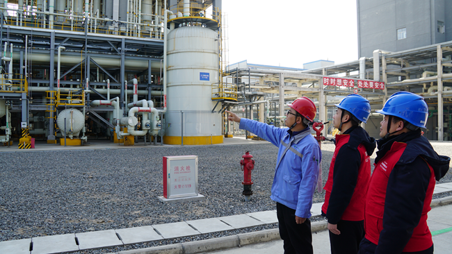 日前，国网邵武市供电公司客户经理田松瑞到邵武永和金塘新材料有限公司走访。邵武融媒供图