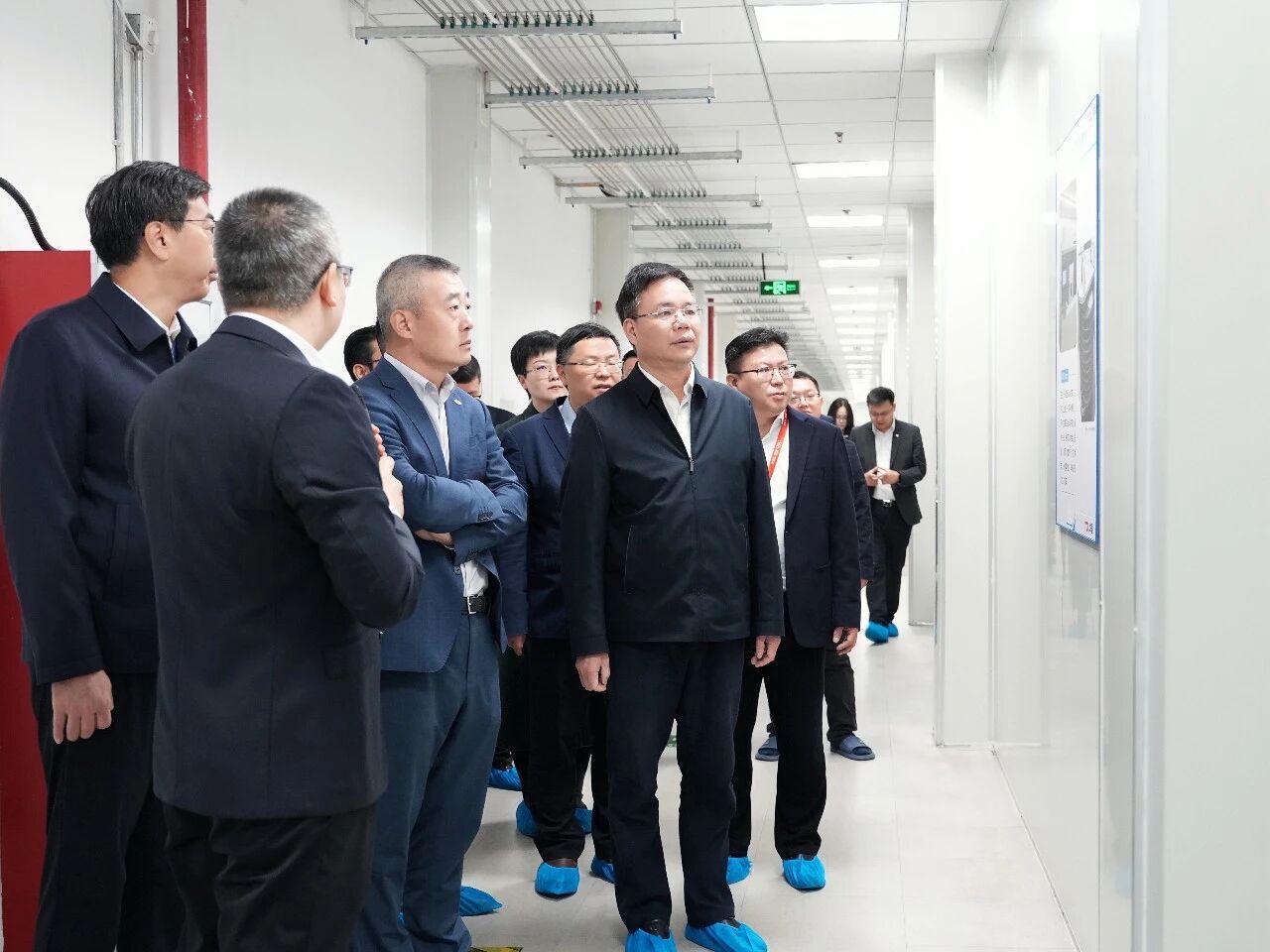 高新区管委会主任林勉建参观福州华兆光电有限公司车间连廊。李旖泓摄