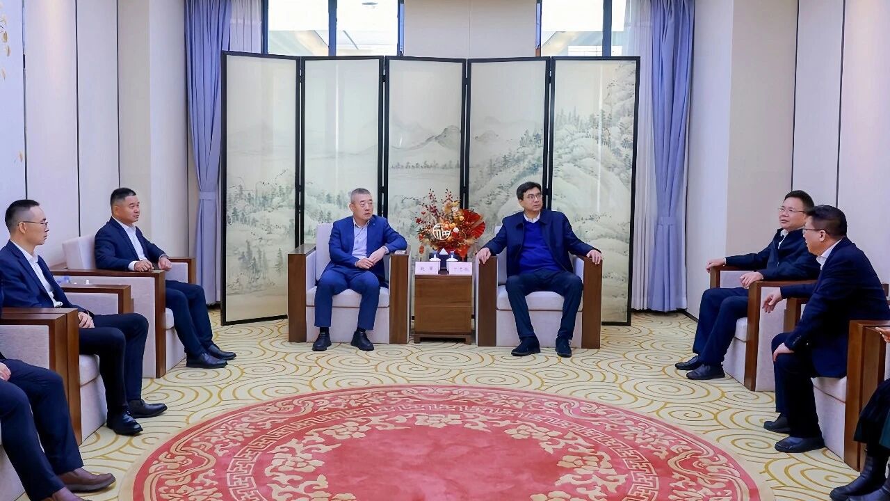 高新区管委会主任林勉建与TCL科技集团高级副总裁、TCL华星首席执行官赵军，福建省电子信息集团总经理卞志航等座谈交流。TCL华星福州华兆光电供图