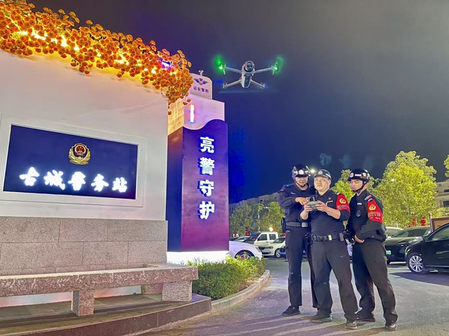 诏安县公安局巡特警反恐大队民辅警在古城警务站进行无人机巡逻
