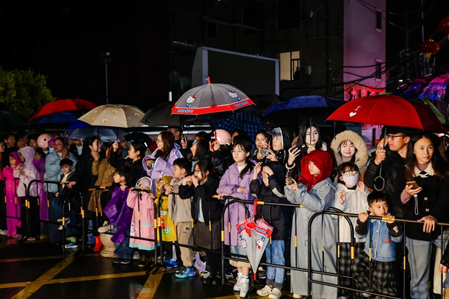 群众观看表演