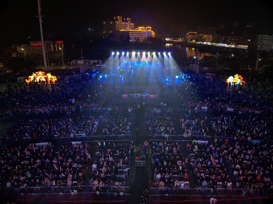 數千名市民游客和在泉台胞現場觀演