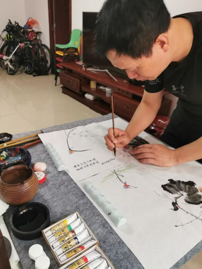 叶永忠业余时间爱好练习书画