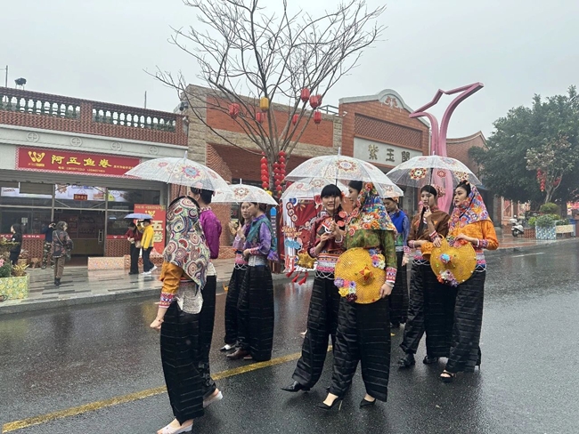超模身着惠安女服饰进行采风拍摄