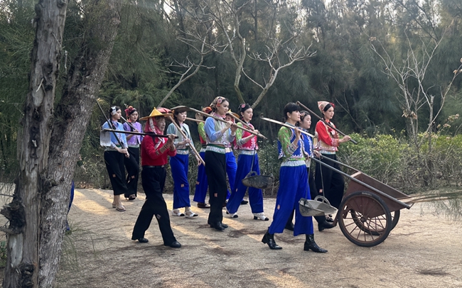 超模身著惠安女服飾進行採風拍攝