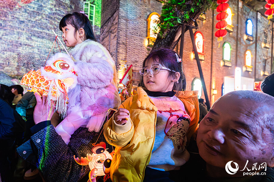 小朋友们热情高涨。实习生 李雨泽摄