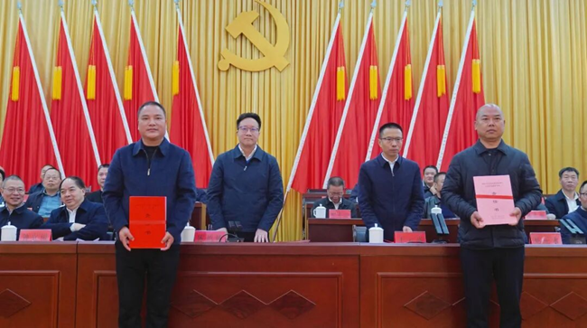 颁发奖牌、证书