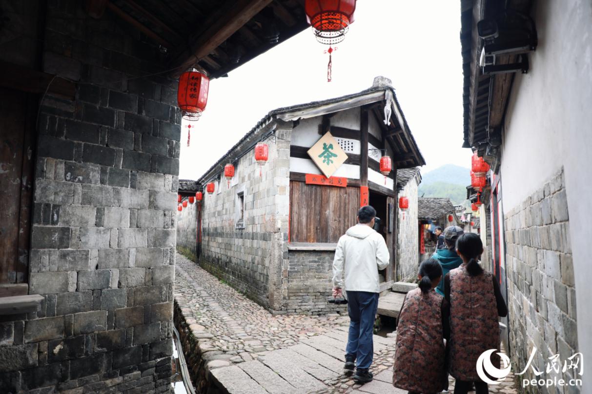 村子里的“最美转角”。人民网记者 李唯一摄