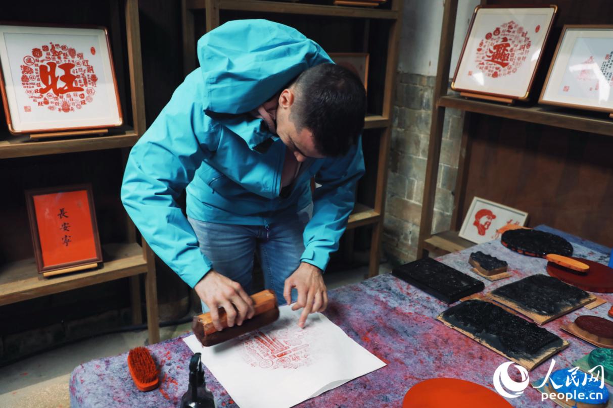 游客体验雕版印刷。人民网记者 李唯一摄