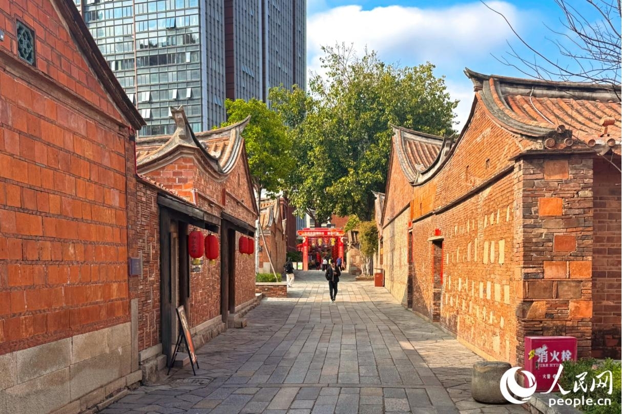 明媚的陽光下，紅磚古厝與藍天白雲相映成趣。人民網記者 李唯一攝