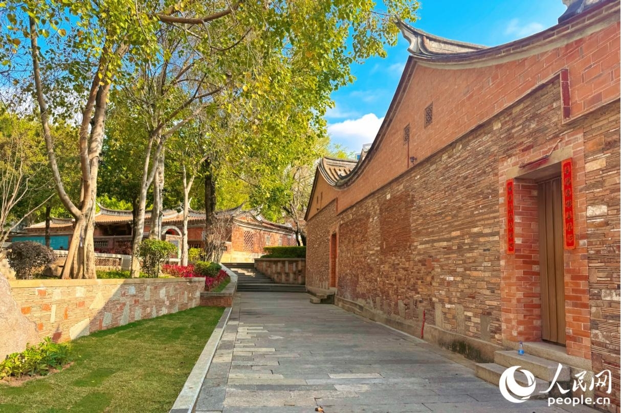 閩南紅磚古厝，是以紅磚紅瓦為主要材料的傳統民居。人民網記者 李唯一攝