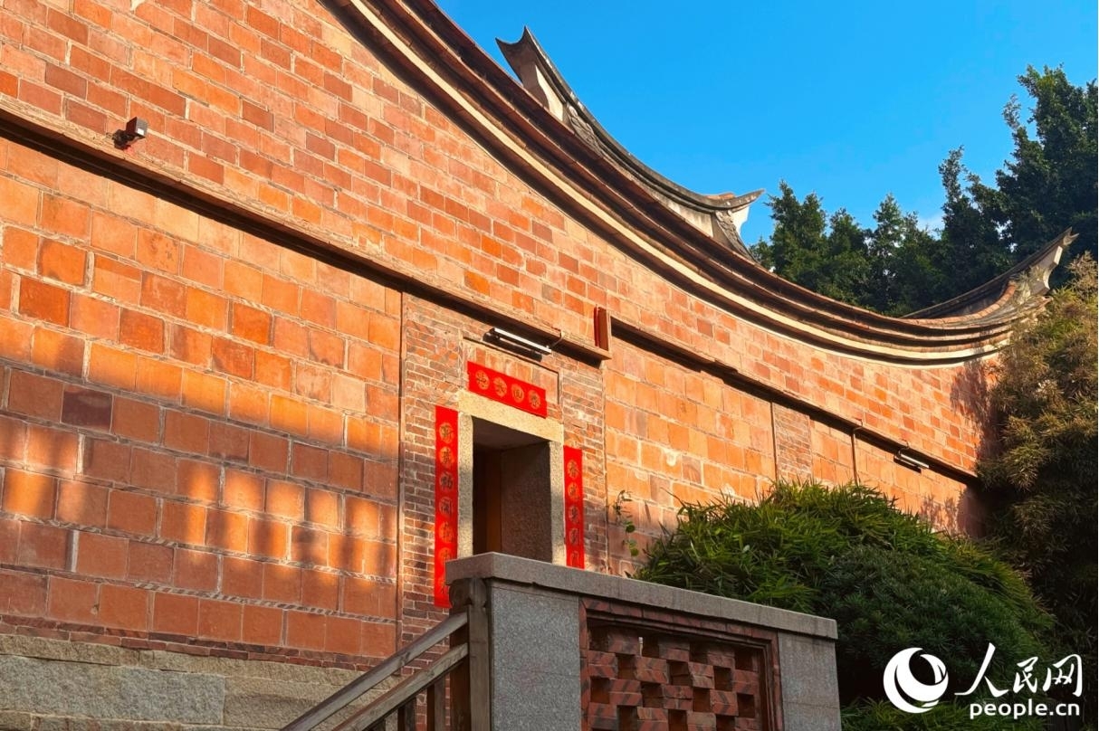 “出磚入石”是閩南建筑一種獨特的砌牆方式，即由形狀各異的石材、紅磚和瓦礫交錯堆疊以構筑牆體，不但堅固防盜、冬暖夏涼，而且古朴美觀。人民網記者 李唯一攝