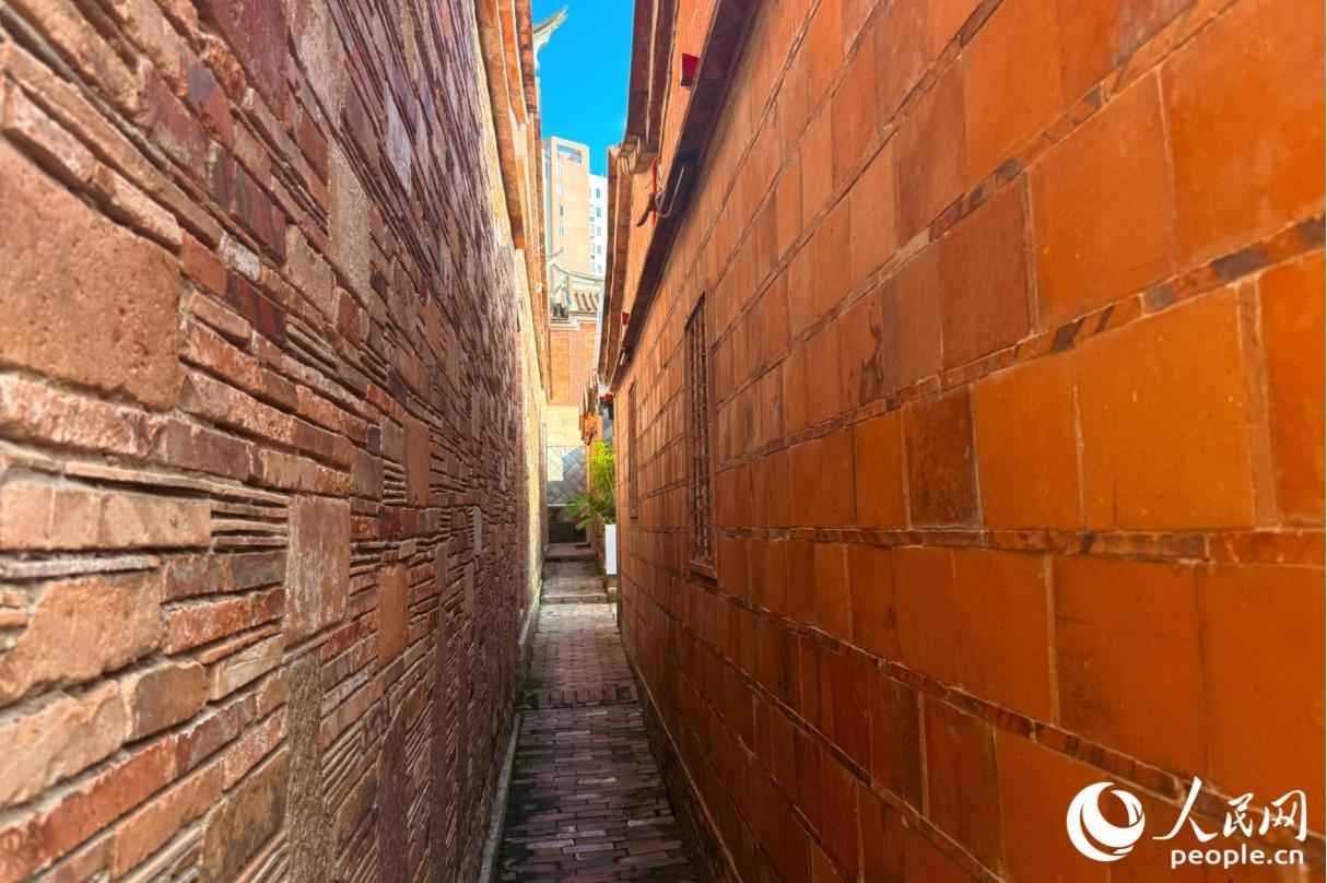 形狀各異的石材與規整統一的紅磚交壘疊砌，呈現出紅磚古厝獨特的肌理美感。人民網記者 李唯一攝