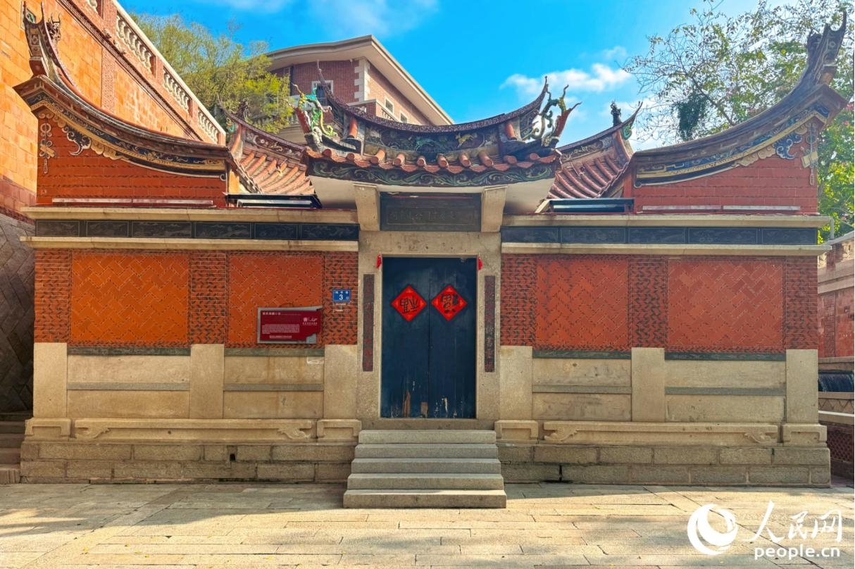 “燕尾脊”是紅磚古厝的醒目標志，即屋頂正脊兩端向上翹起並分叉，如燕尾分飛，造型靈動卻不失庄重。人民網記者 李唯一攝