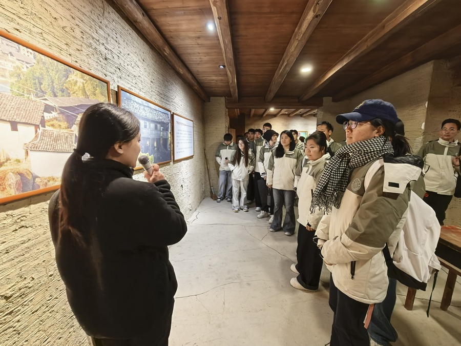 参观“难忘下党”主题馆