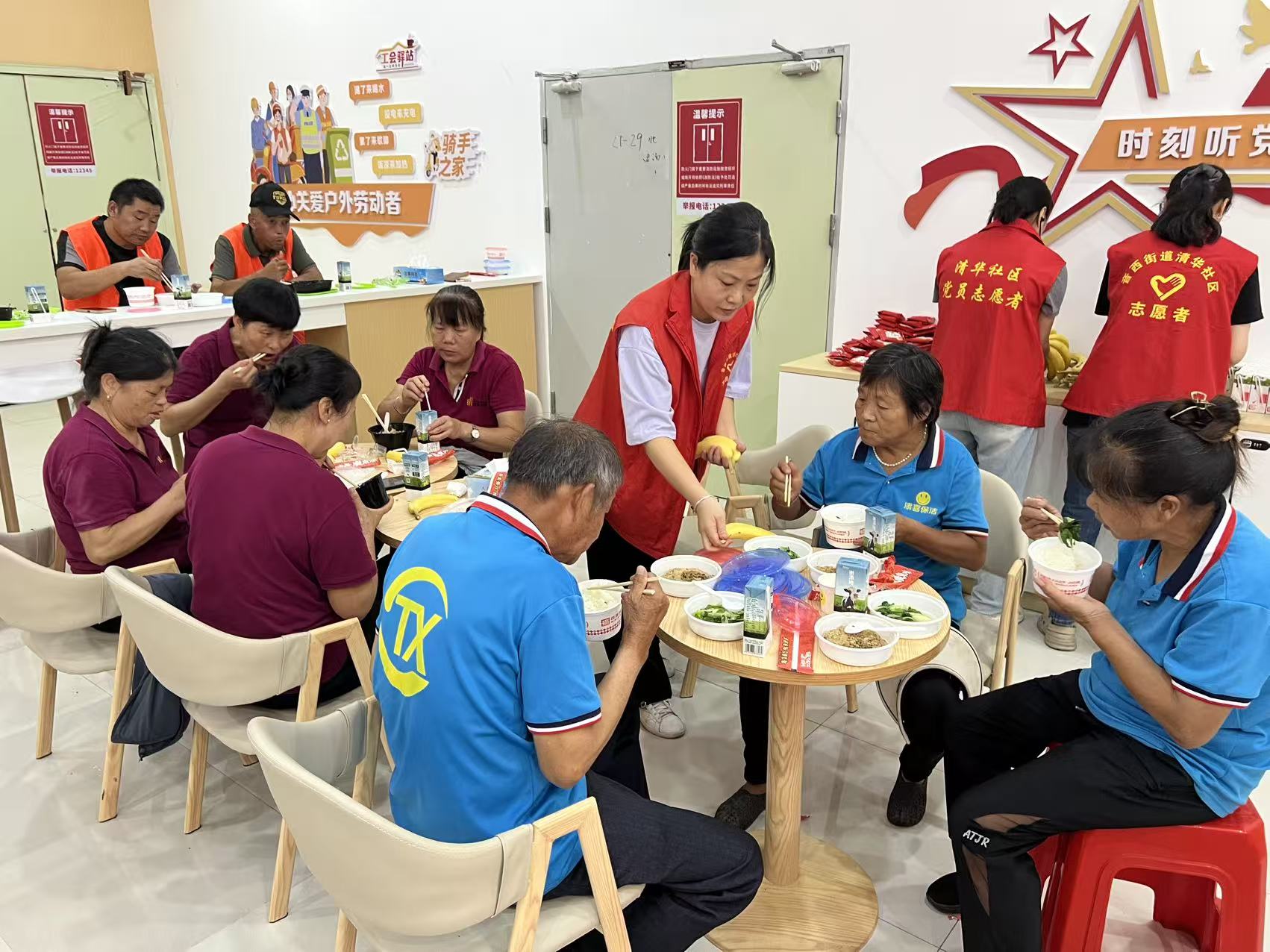 清華社區聯合福清清昌萬達商場、永輝超市在清昌萬達黨群暖心驛站免費發放愛心午餐