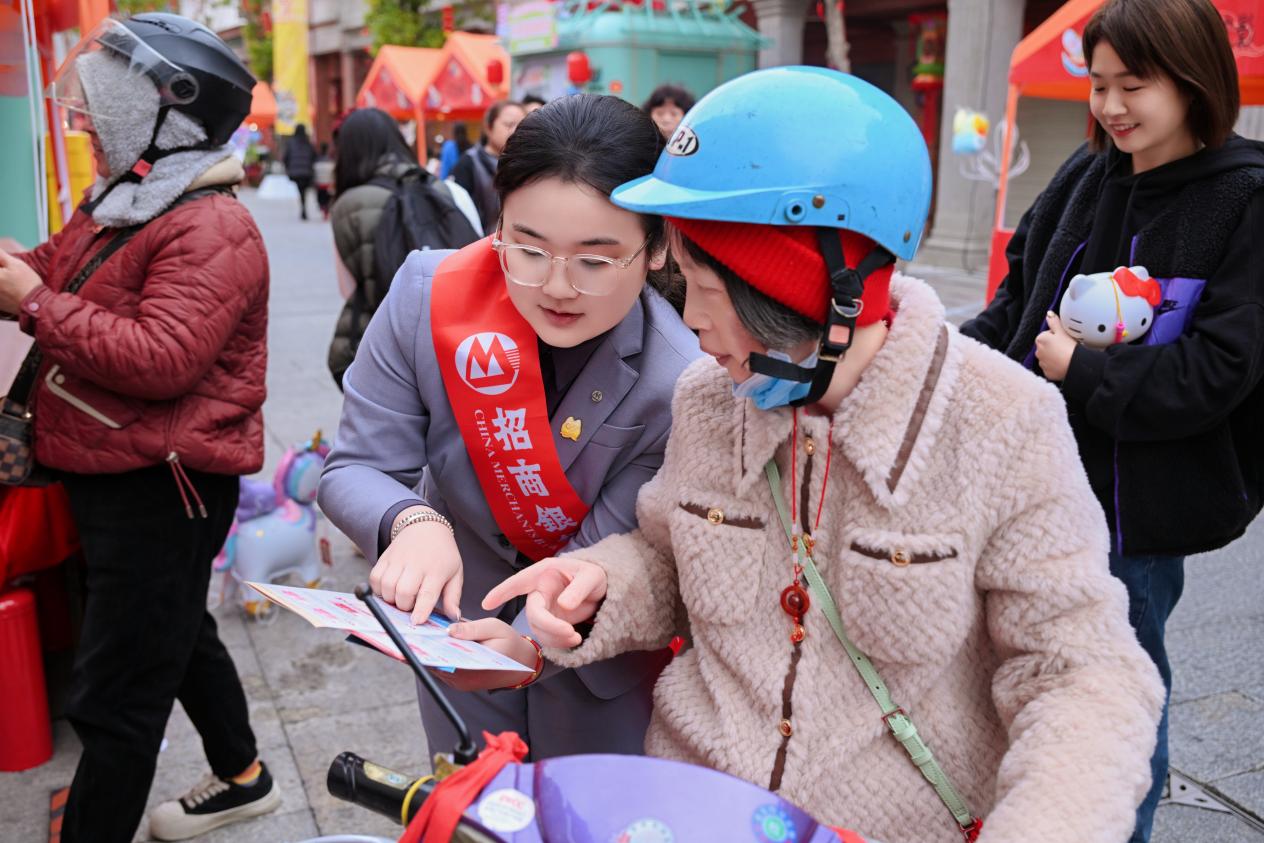 工作人员耐心为市民提供咨询服务