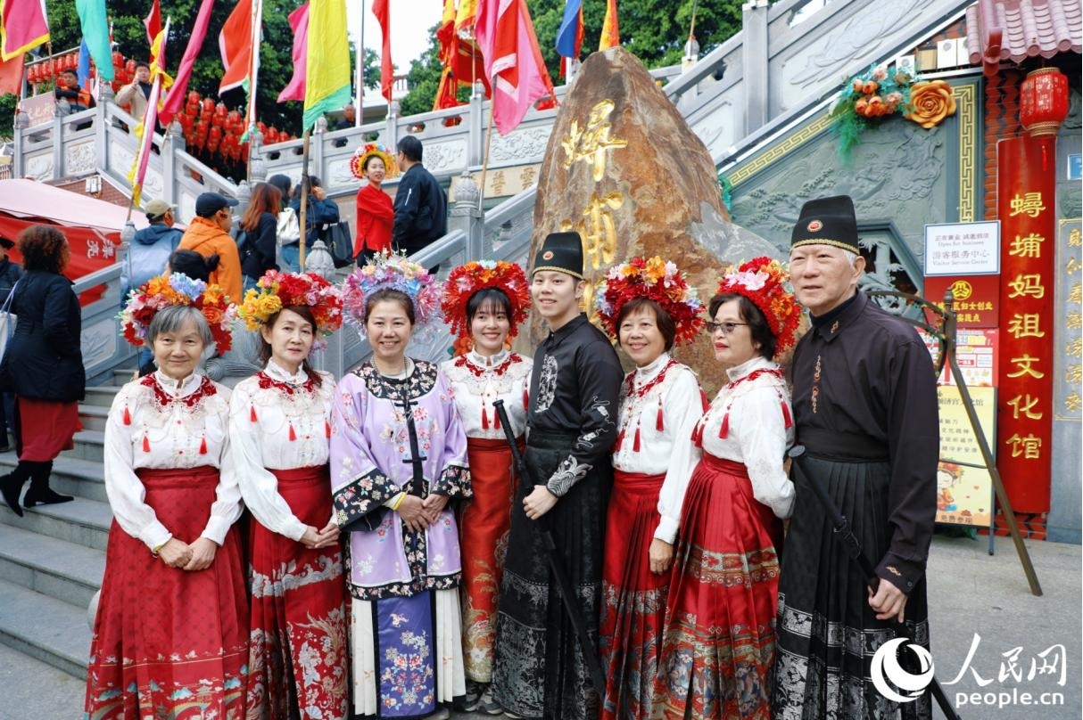 头戴簪花的游客在蟳埔村合影。人民网记者 李唯一摄