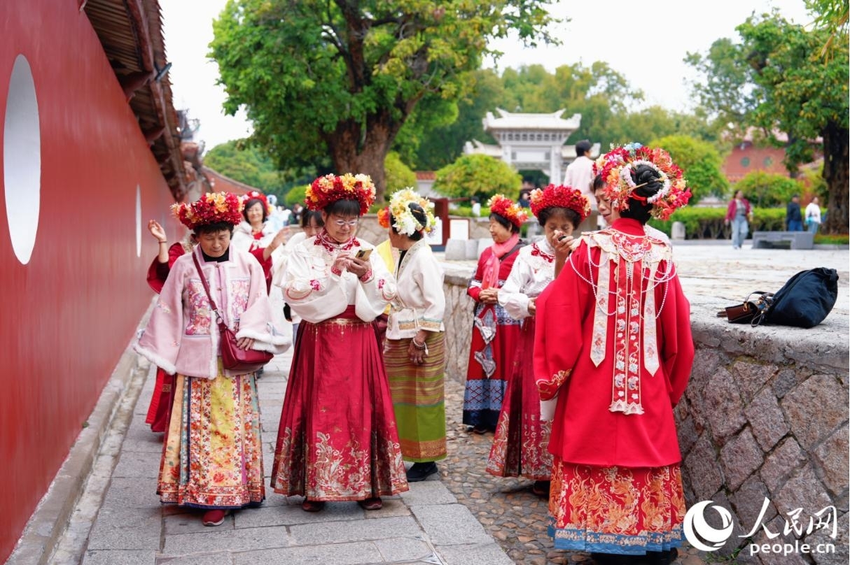 簪花插满鬓，既扎了头发，又显得美观。人民网记者 李唯一摄