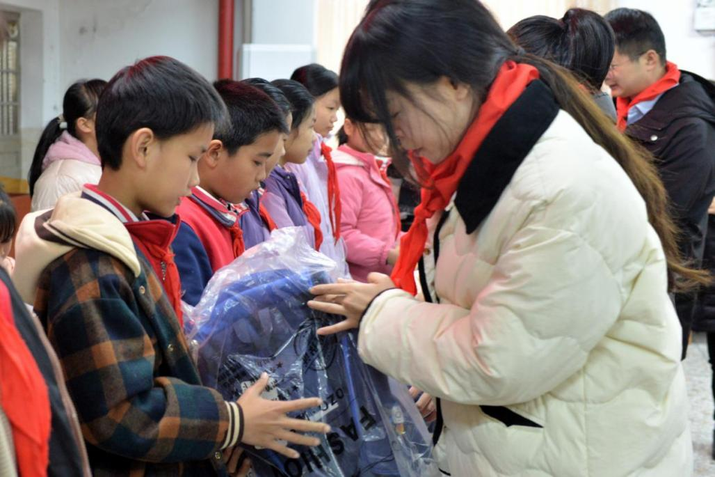 金叶公司组织团青开展“用爱心，暖童心”志愿服务活动