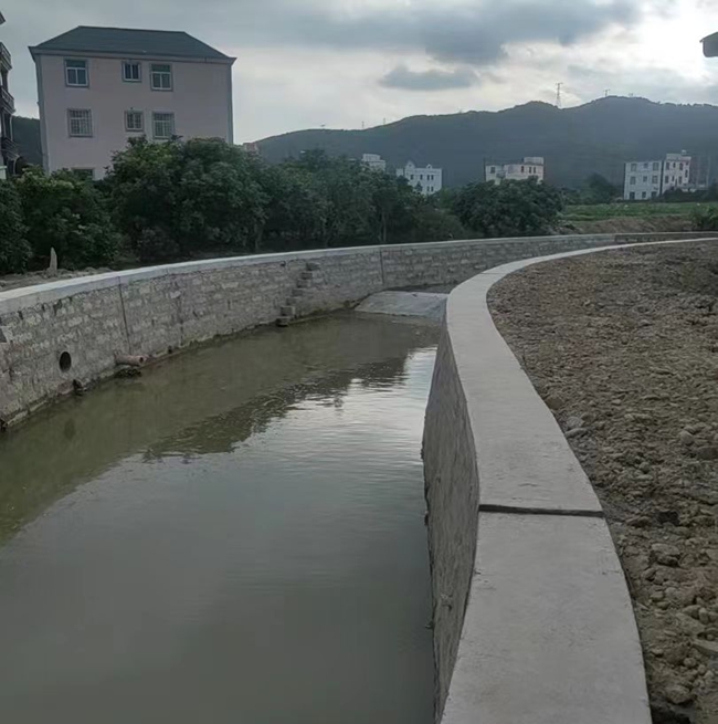 整治后的漁蘇河，護岸堅固美觀，河道通暢整潔