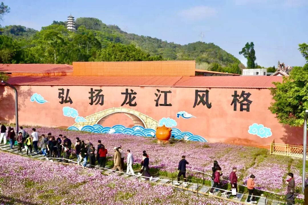 游客漫步在龙江颂景区。（资料图片）