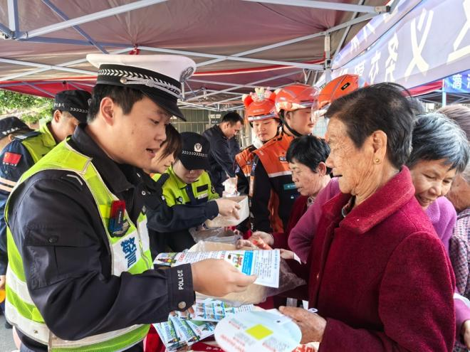 现场讲解交通事故危害性,发放安全宣传单。厦门交警支队供图