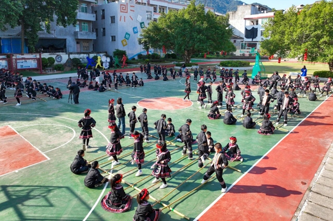 学生正在跳竹竿舞