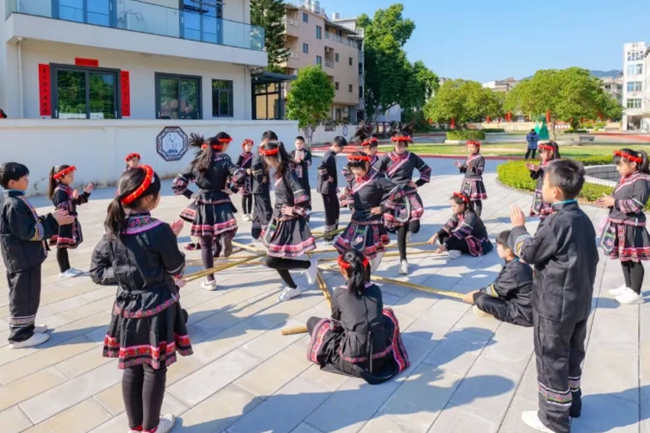 竹竿舞进校园，传承本土非遗