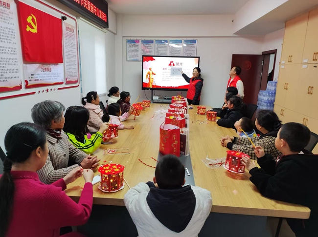 平安產險志願者在龍岩長汀開展"點亮童心燈，傳承雷鋒情"主題活動