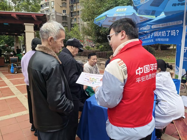 平安產險志願者在南平建陽為社區居民帶去健康義診，視力檢測，金融反詐服務