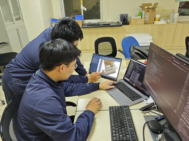 青年党员围绕在线外观检测系统的部件设计展开研讨