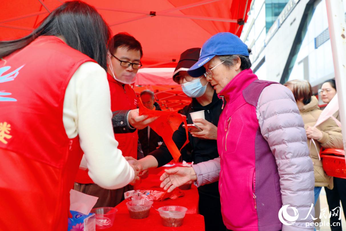 市民排队领取拗九粥。人民网记者 李唯一摄