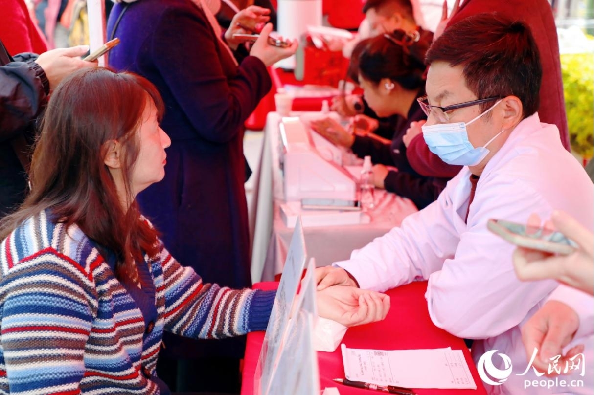 医生为市民义诊。人民网记者 李唯一摄