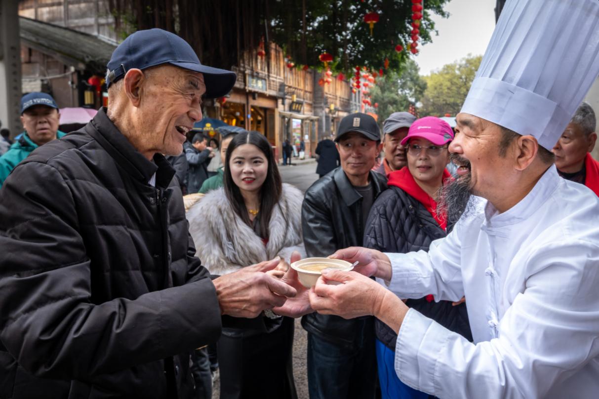 爱心商户自发为市民游客赠送拗九粥。福州市摄影研究会供图