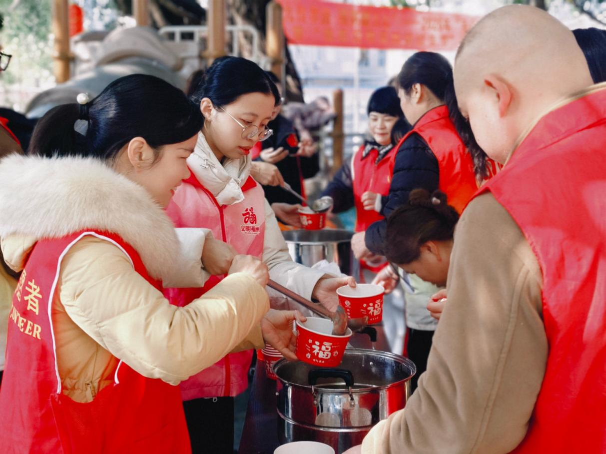 福州市罗源县文明实践志愿者以一碗热粥传递暖心祝福。福州市委文明办供图