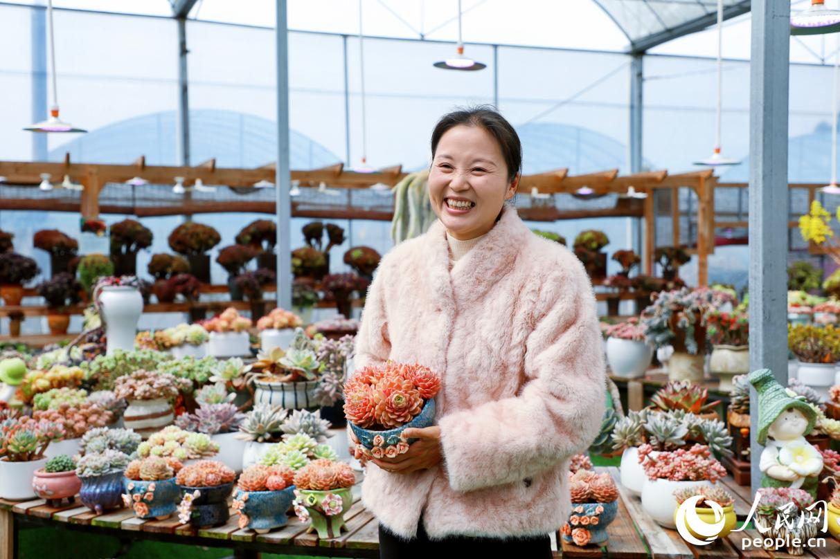 周宁县“种花大户”刘林。人民网记者 李唯一摄