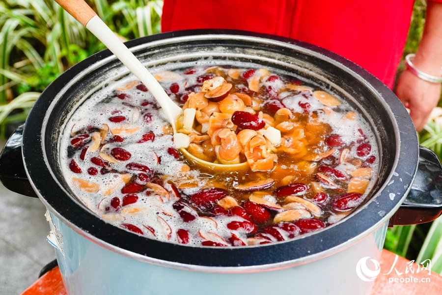 改良版养生拗九粥，低糖药膳双升级，贴心守护老人健康。实习生 李雨泽摄