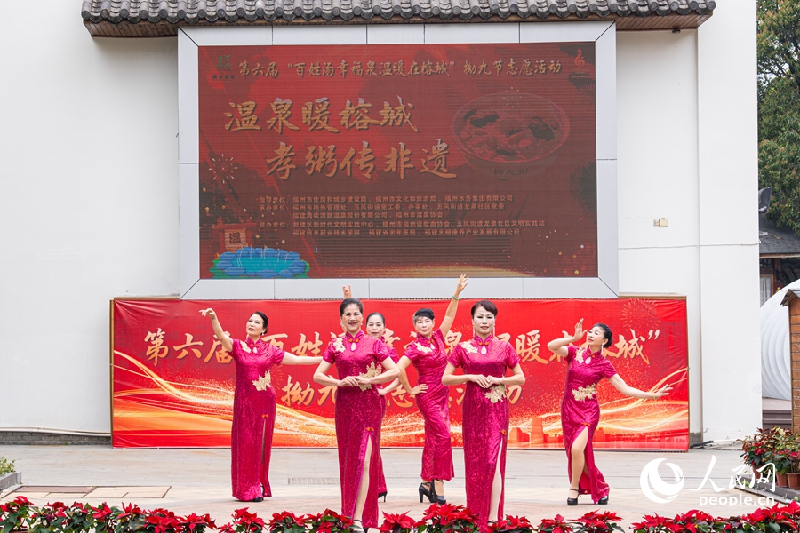 龙泉社区志愿者文艺队伍带来的旗袍秀《我把家乡比苏杭》。实习生 李雨泽摄