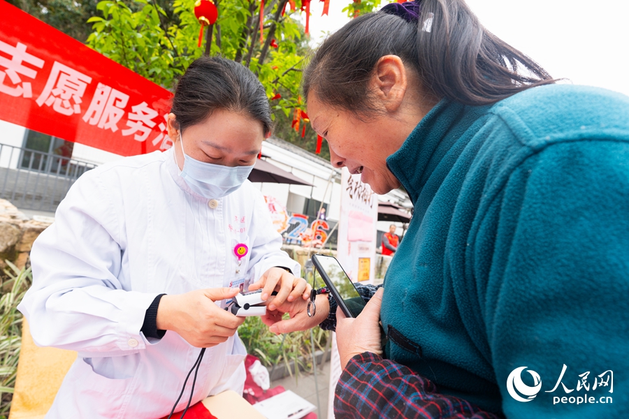 福建省老年医院医护团队为老人测血压。实习生 李雨泽摄