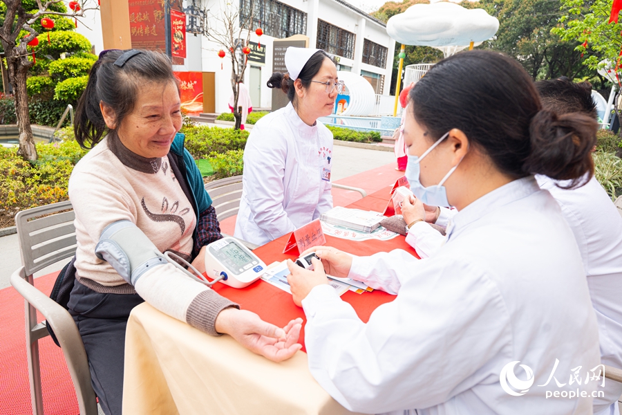 福建省老年医院医护团队为老人义诊。实习生 李雨泽摄