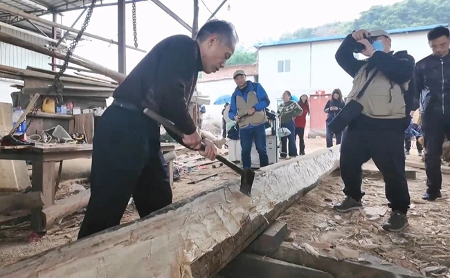 水密隔舱福船制造技艺代表性传承人刘细秀展示制作小型福船的部分工艺