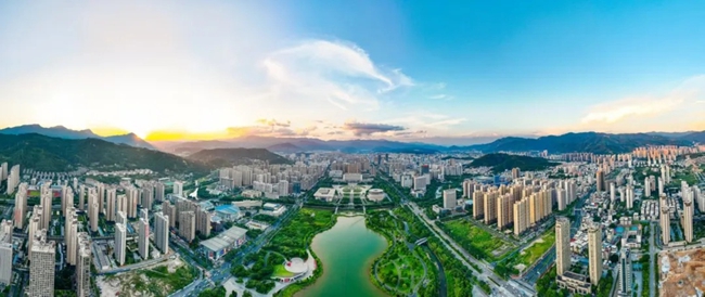 美丽宜居的龙岩中心城区。记者 章宸睿 摄