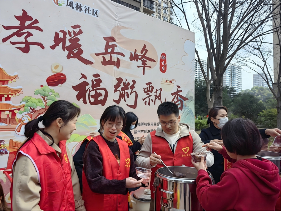 中建福建“峽光”志願服務隊志願者為社區老人服務