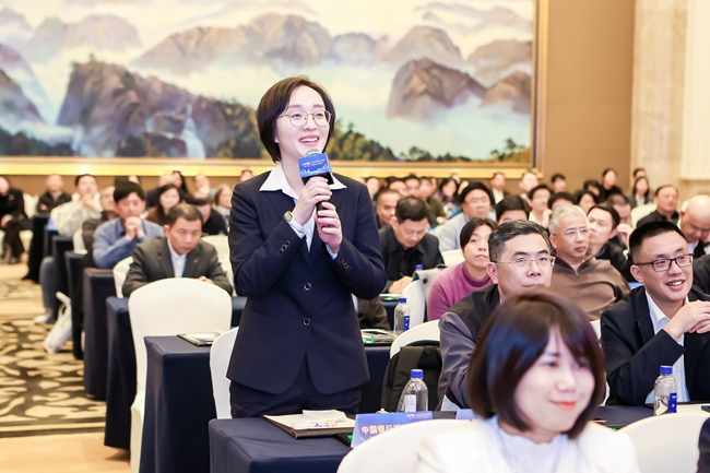 一位来自中国银行福建省分行的一线从业者现场提问。主办方供图