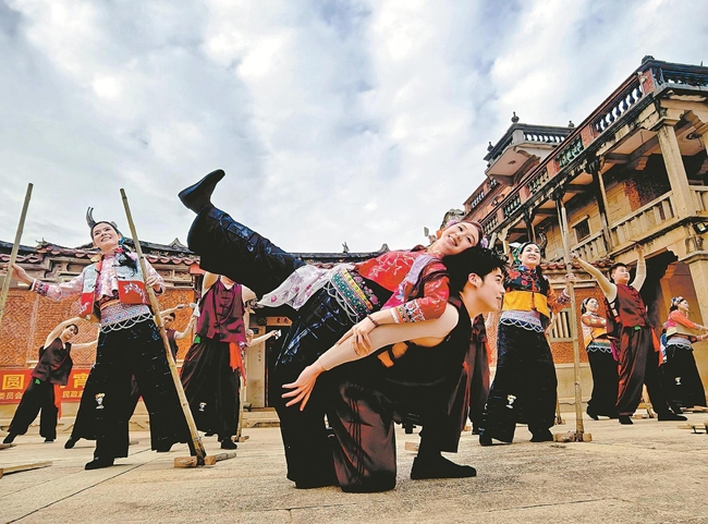 竹笕舞带着浓浓的农耕印记，是从打谷场走出的集体舞蹈。图为演员正在排练