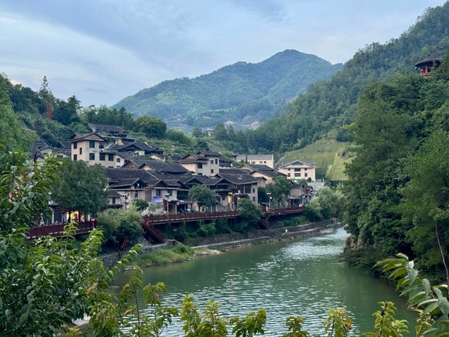 掩映在绿水青山间的下党古村。龚键荣摄