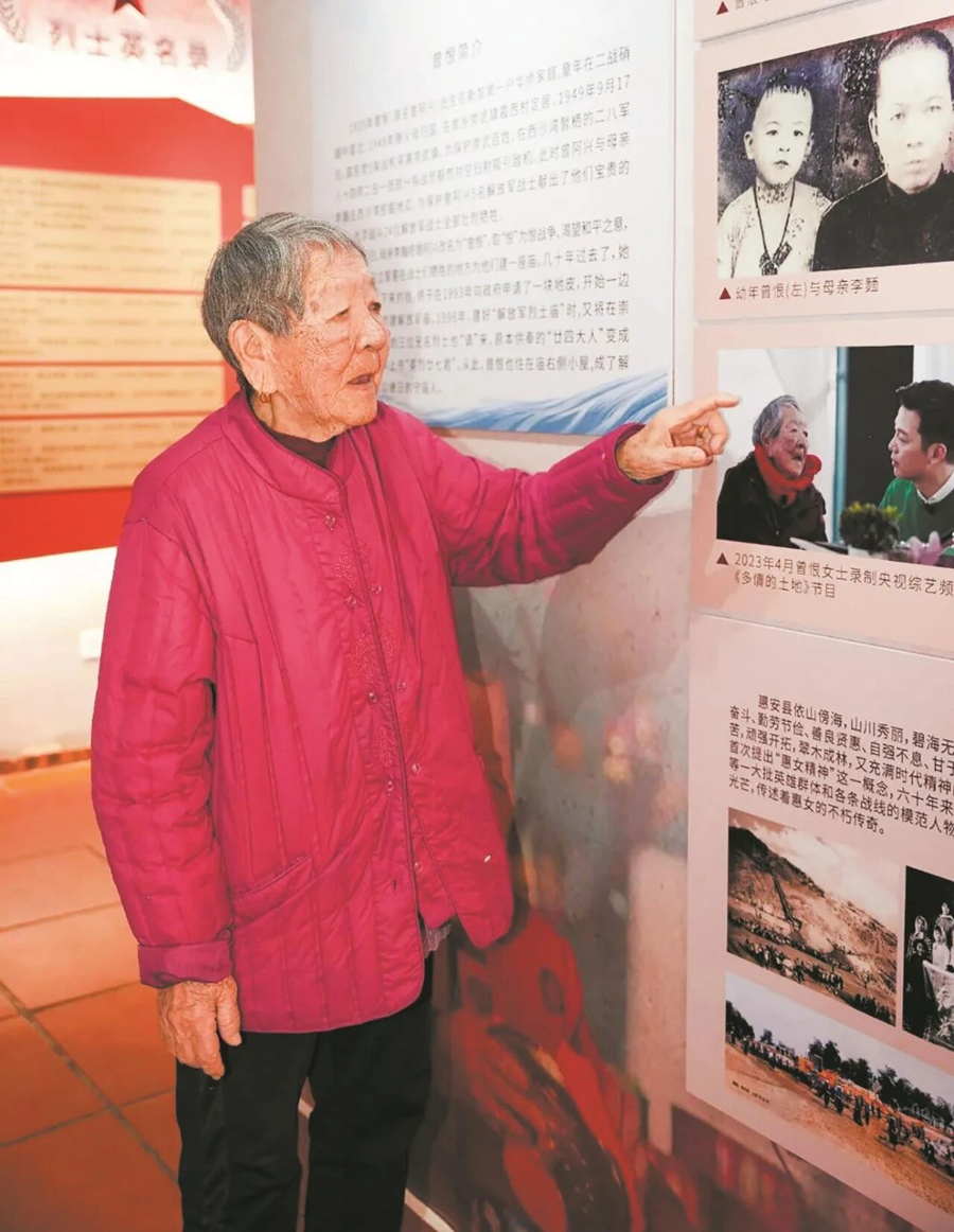 曾恨生前在讲述她和解放军烈士庙的故事。杜志鑫摄