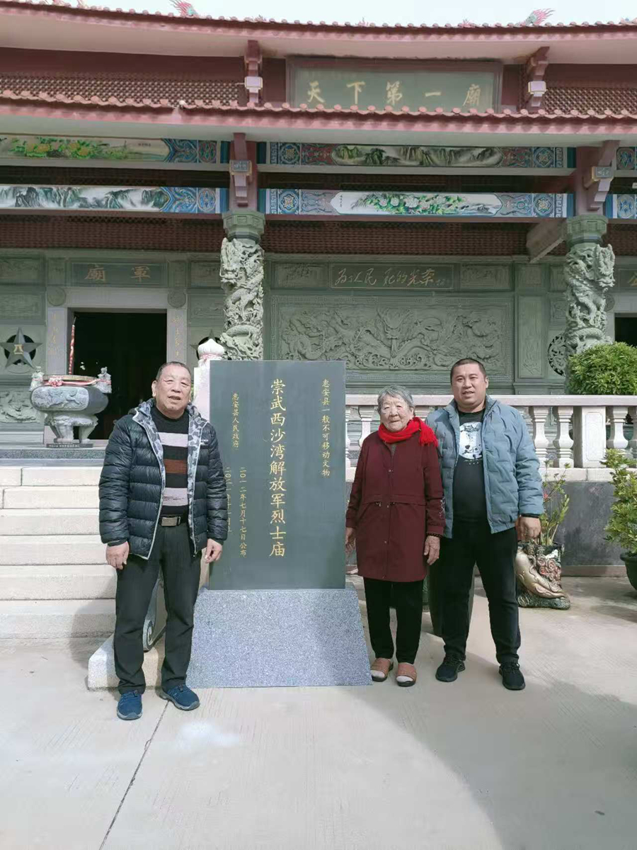 曾恨(中间)生前与孙子张凯(右一)的合照。受访者供图